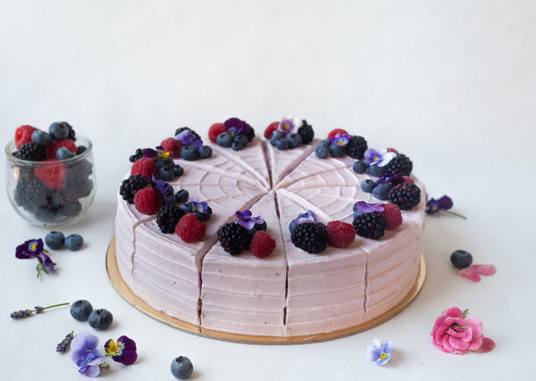 Vanilková torta s lesným ovocím